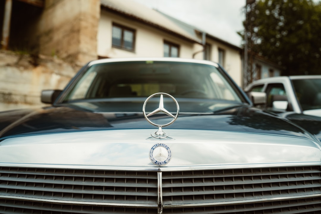 Eleganță pe patru roți: Mercedes-Benz W124 cucerește Curtea Domnească din Târgoviște