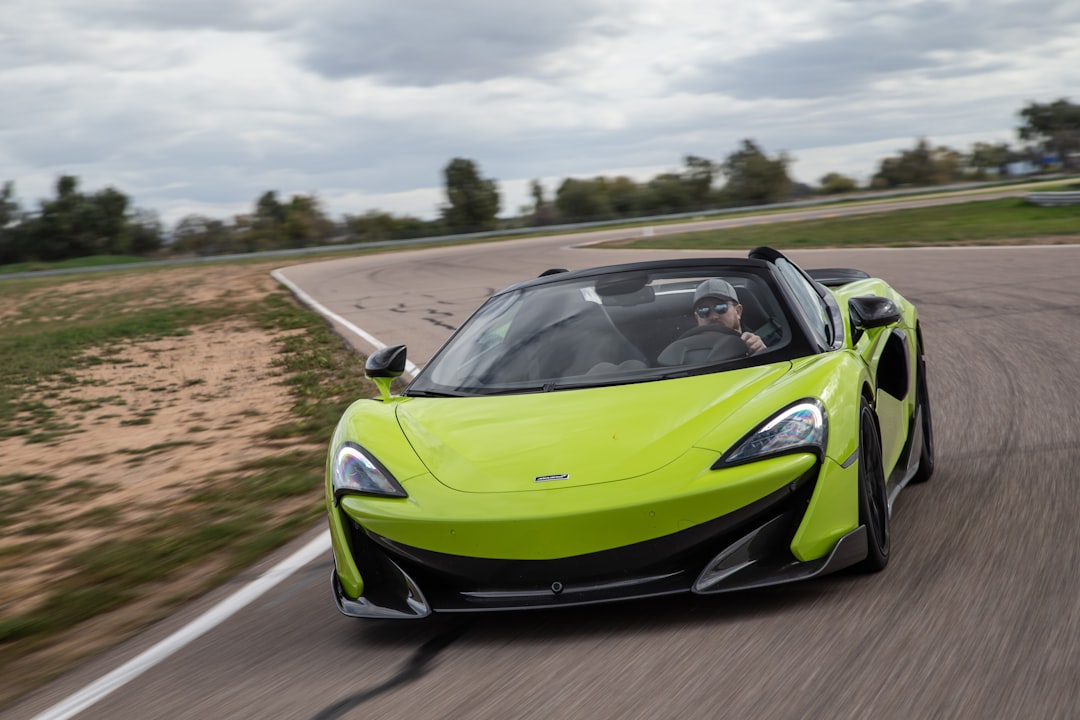 Test Drive McLaren Artura Spider 2025: Supercarul Hibrid cu Două Fețe