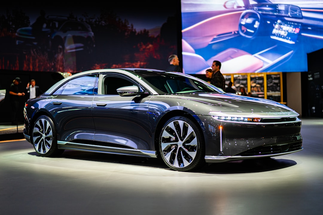 Lucid și Uber Își Consolidează Parteneriatul Robotaxi cu O Investiție Masivă de Peste 1 Miliard de Dolari