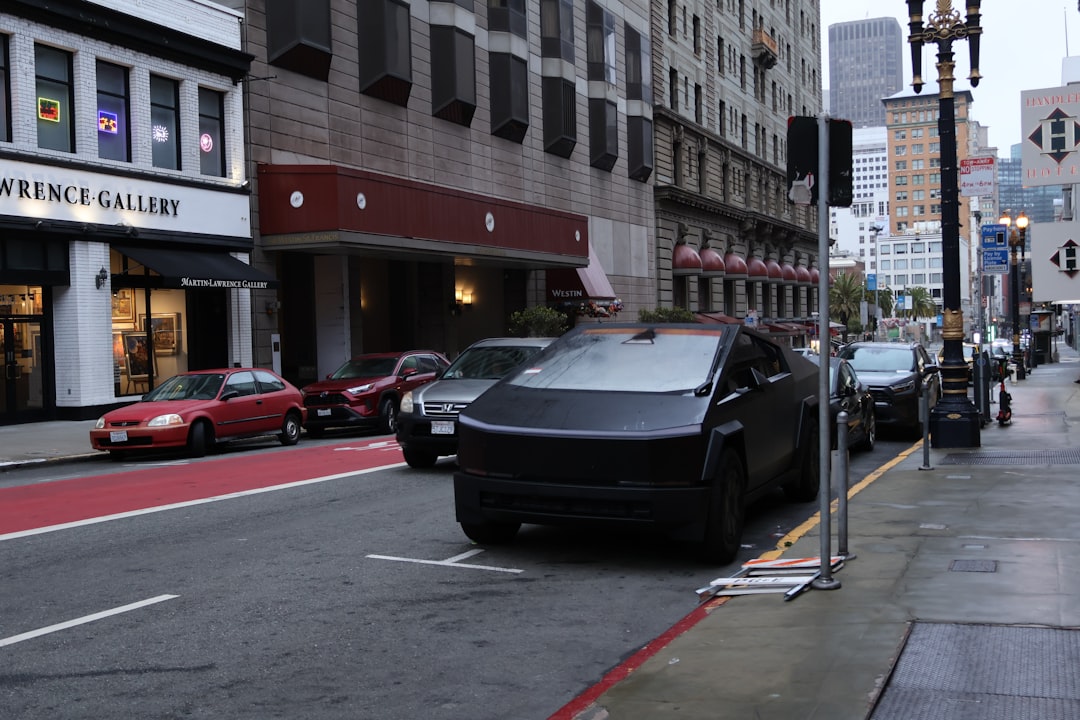 Autonomia Completă Tesla: Visul lui Elon Musk, Realitatea din Spate