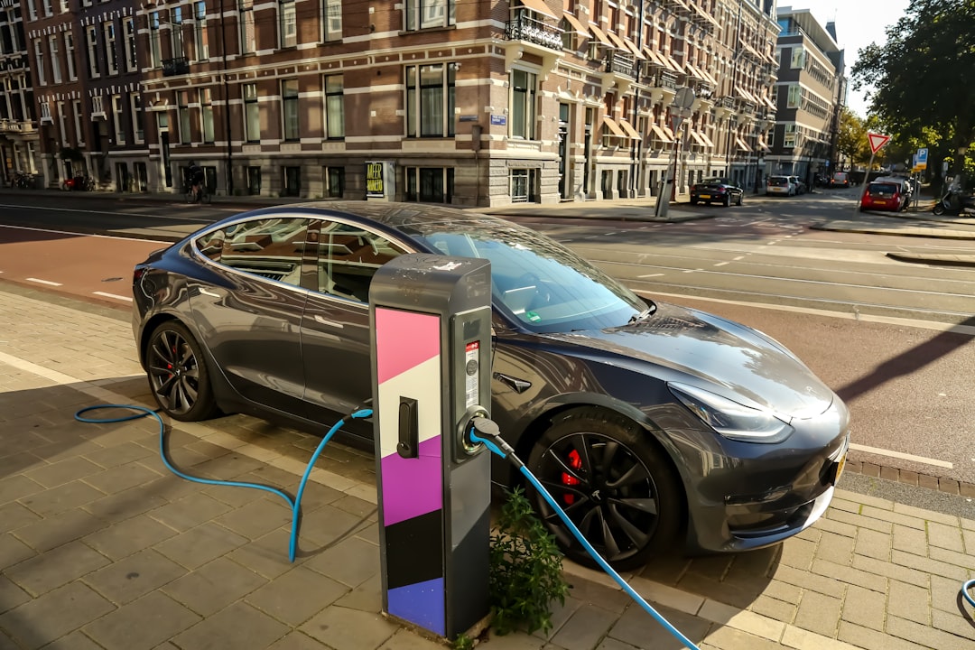 Piața Auto Europeană Accelerează Spre Electrificare, Însă România Rămâne în Urmă
